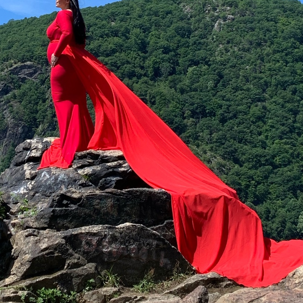 J&L maternity gown with detachable Very long train